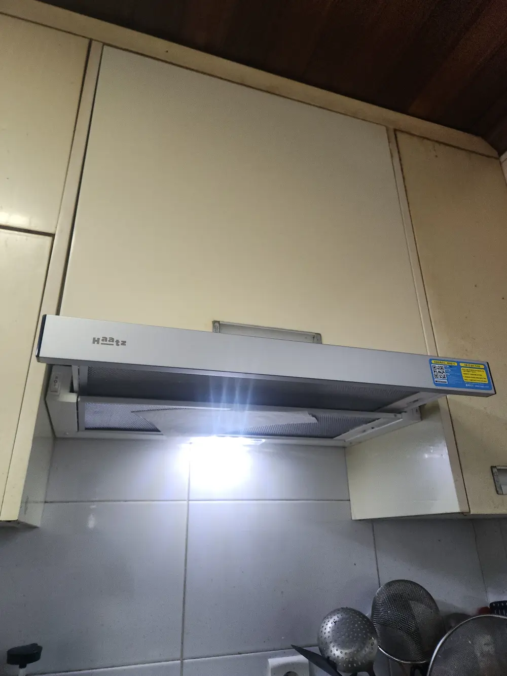 배관 연결 및 후드 고정 작업