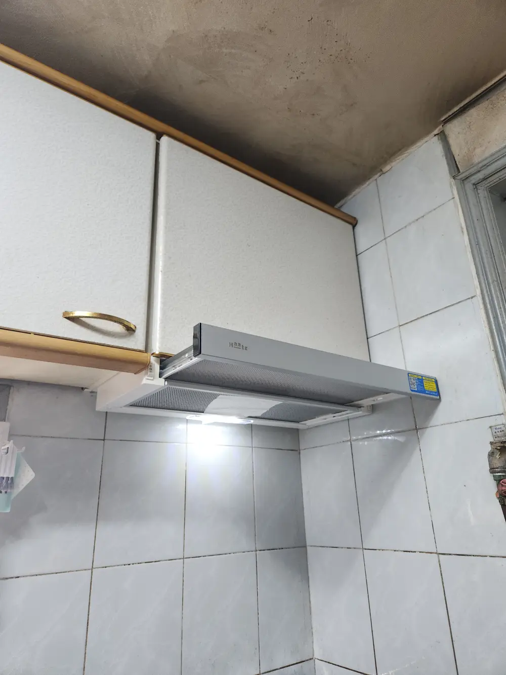 배관 연결 및 후드 고정 작업