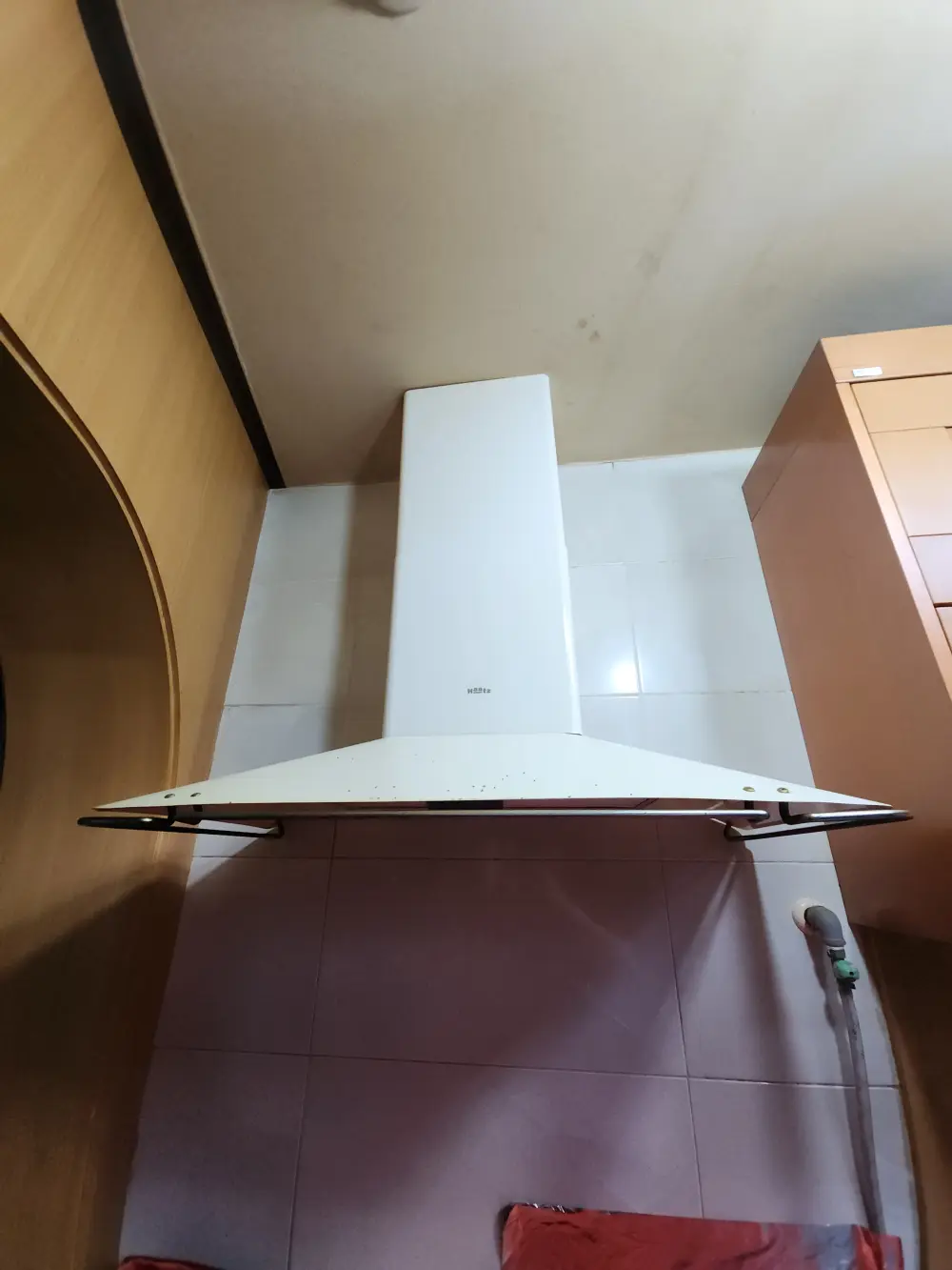 배관 연결 및 후드 고정 작업