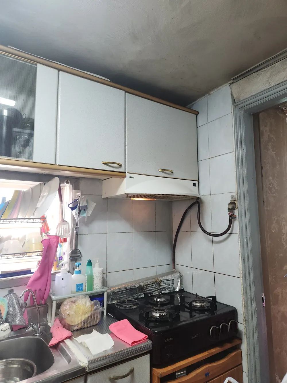 가스레인지 위 후드가 설치된 생활 주방